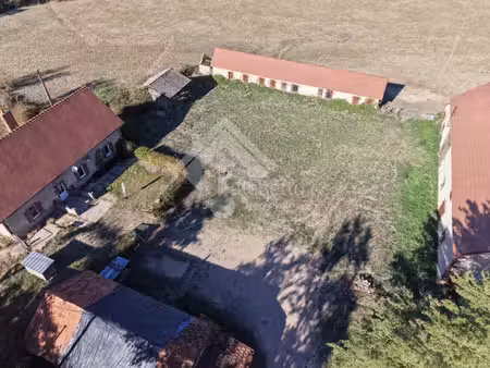 corps de ferme isolé