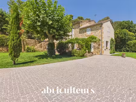 mas provençal rénové de 249 m² avec dépendance sur 2 328 m² à grans (13450)