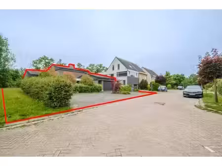 lot 3: maison à rénover avec 3 chambres et terrain