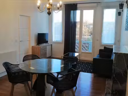 t3 meublé avec 2 suites parentales – jardin 400 m² & terrasse sur rivière