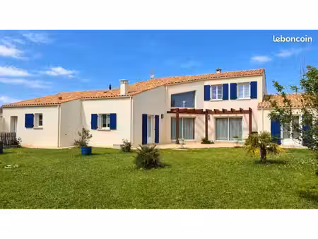 superbe maison familiale de 240 m² avec 4 chambres  mezzanine et jardin de près de 900 m²