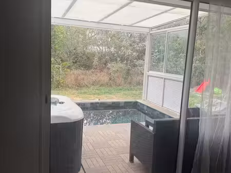 maison avec piscine et jaccuzi