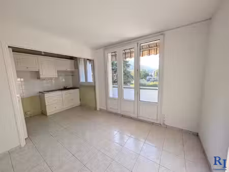 a louer  2 p+k  38 m²  1er étage  4 rue pierre sémard à sain