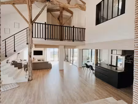 grange rénovée de 320 m² avec piscine intérieure  vue sur villeneuve-sur-lot et la possibi