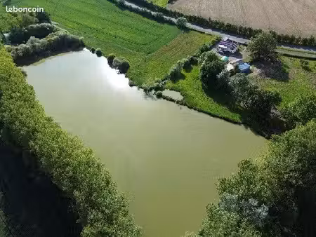 grand étang avec terrain et maison