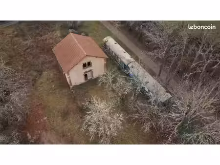 lieu atypique : hangar sncf et 2 wagons sur la voie verte près de cahors