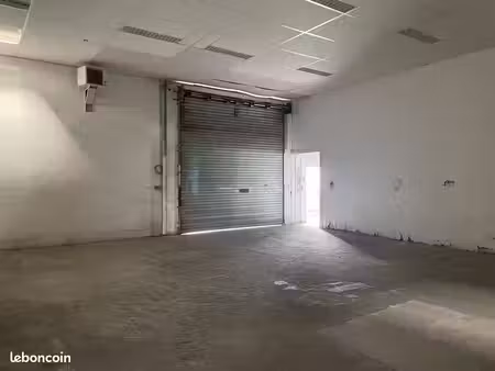 local de stockage 113 m² avec porte sectionnelle électrique – au forum à anglet / bayonne 