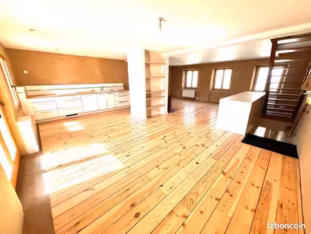 superbe maison de caractère mitoyenne rénovée années 1750 5p 162m2 sur 3 21 ares avec beau