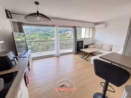 beau 2 pièces avec terrasse  cave et parking privatif