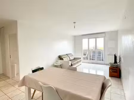 t3 quartier gare lumineux avec balcon et parking