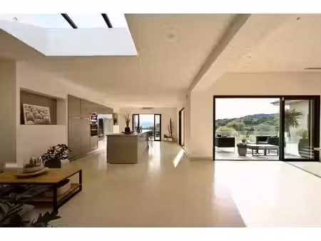 villa contemporaine de plain pied avec avec vue panoramique sur les vignes et les collines