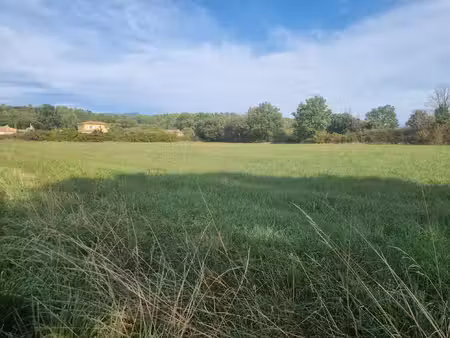 a régusse ! une parcelle de 2700m2 plate et proche du cen
