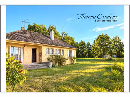 maison en pierre avec trois chambres et terrain.
