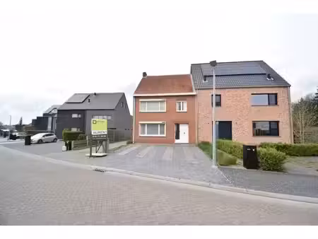 charmante woning met 3 slaapkamers  kleine tuin en garage.