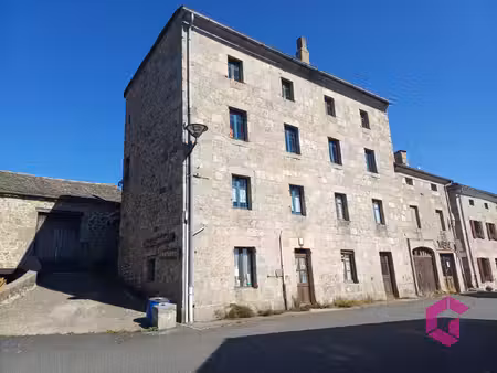maison de bourg de 390m2 env. sur 969m2 de terrain.