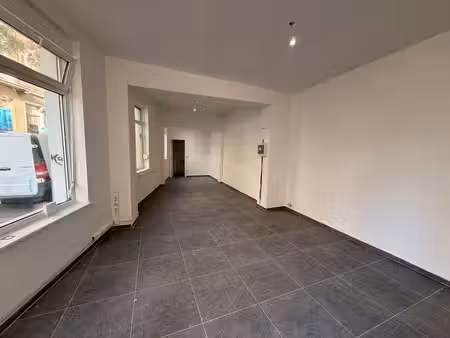 commerce d’angle rénové : excellente visibilité à ixelles