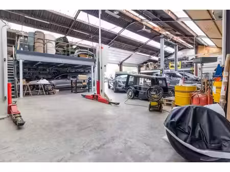 espace entrepôt/atelier et bureaux idéalement situé