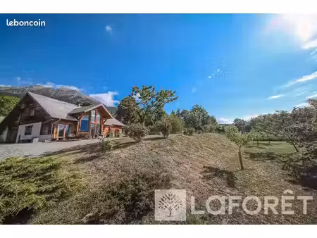 chalet 5 pièces 145 m²