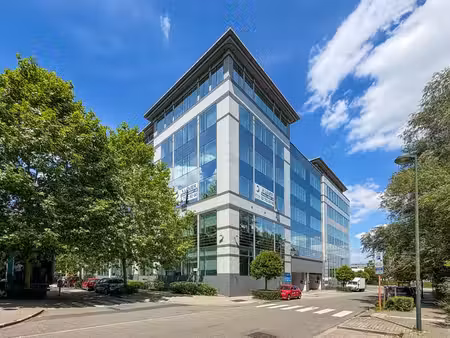 une surface de bureaux et 14 emplacements de parkings