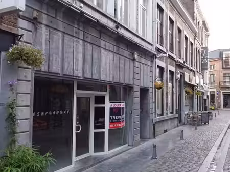 surface commerciale avec un véritable espace extérieur.