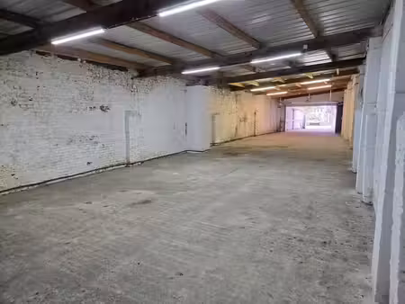 bel entrepôt d'une surface de +/-180m²