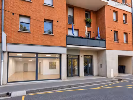 local / bureaux 55 m² – vitrine – minimes / barriere de paris – métro à 2 min - sans honor