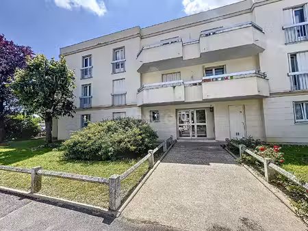appartement proche gare de chantilly   3 pièce(s)  74m² habitables  balcons