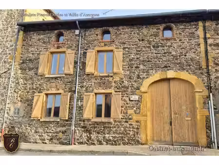 maison de village en pierres avec cour intérieure