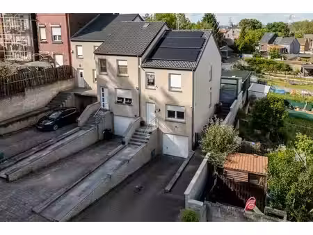 maison 3 façades avec piscine et panneaux solaires à seraing