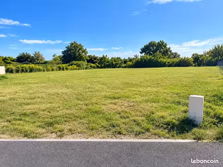 terrain 292 m² longeves