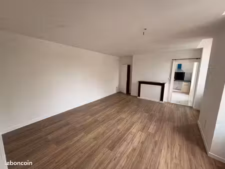 grand studio refait à neuf