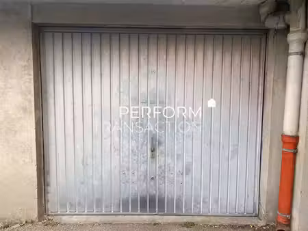 rare à fontaine : garage fermé 3 voitures en copropriété sécurisée !