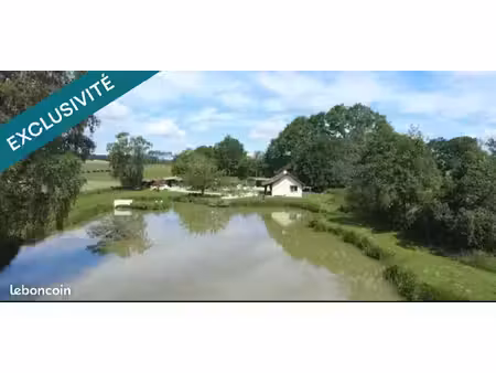 maison avec étang privé  piscine et dépendances