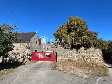 ancien corps de ferme  avec une partie habitation et plusieurs dépendances à rénover.