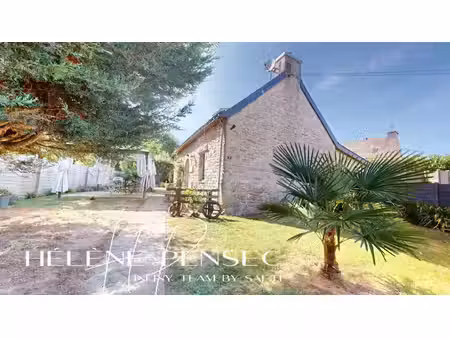 bâtisse en pierre de 86 m²  avec véranda  garage et joli jardin de 741 m² ave piscine hors