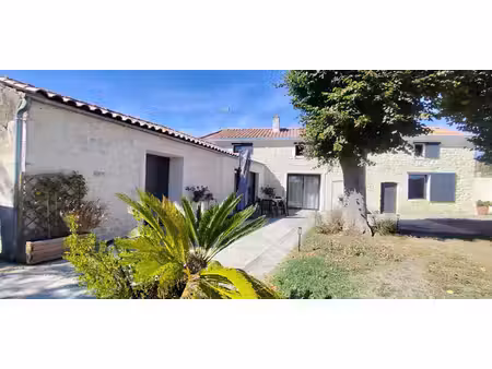 charentaise en pierre rénovée avec jardin taillant