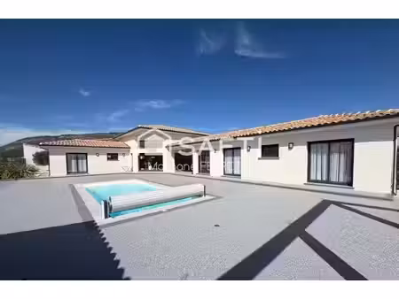 villa plain-pied 194 m² avec garage et piscine sur terrain de 2195 m²