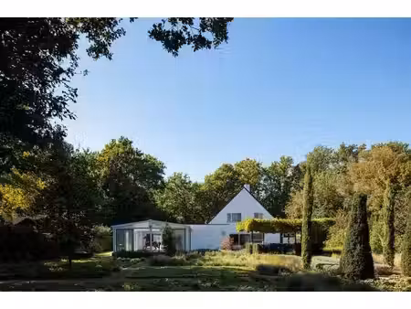 villa met binnenzwembad op uitstekend gelegen perceel van...