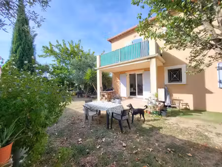 a vendre - appartement de plain pied avec jardin et 2 places de parking - clarensac