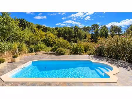 propriété de 166m2 avec terrain de 3766m2.