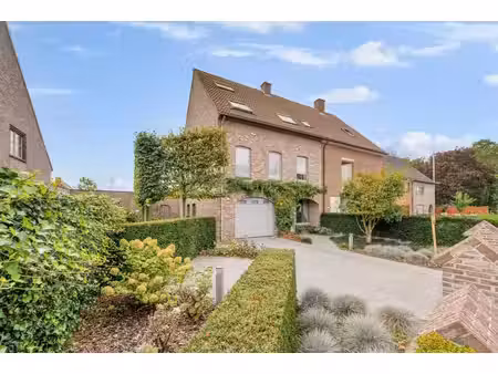 woning met 4 slaapkamer  tuin en garage op rustige ligging