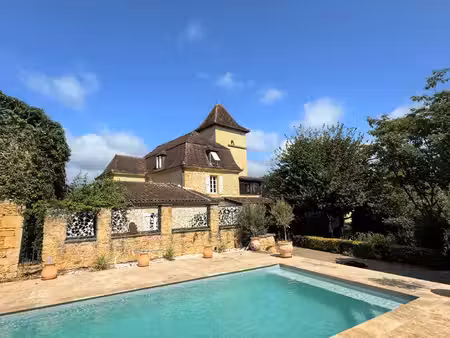 superbe maison de maître avec plusieurs granges  piscine et joli parc  aux abords d'un vil