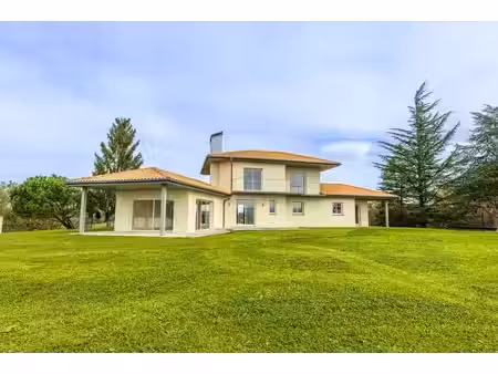 vente maison 7 pièces 210m2 buros 64160 - 915000 € - surface privée