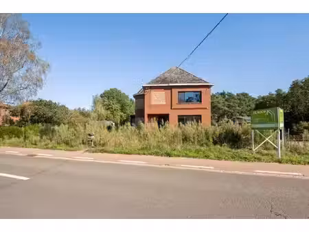 vrijstaande woning op een ruim perceel van 3.330 m² met prachtig groen uitzicht en tal van