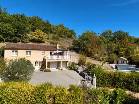 belle propriété moderne avec terrain et piscine
