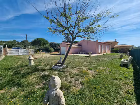 a régusse  villa de 2011de plain-pied sur 790m2 de terrain.