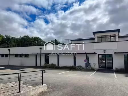 local spacieux  visible et idéalement situé