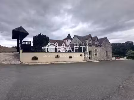 villa de 2200 m2  9 ha d'étang et foret.