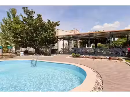 villa f4 de plain-pied + appartement t2 sur une parcelle de 1205 m2 avec piscine