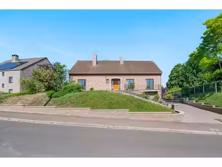 superbe propriété aux volumes généreux et jardin verdoyant !